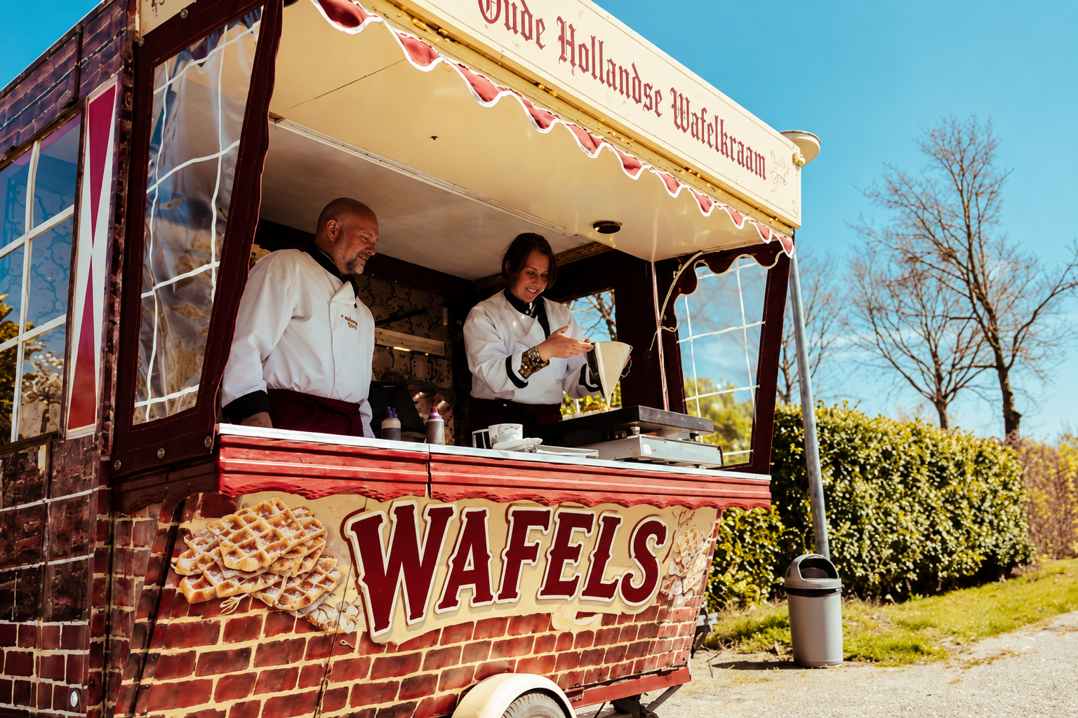 De sfeervolle Funworld wafelkraam met twee medewerkers