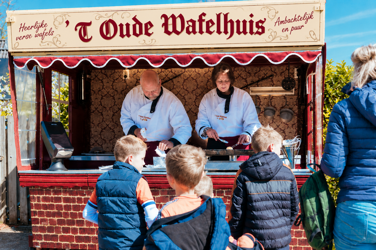 Kinderen bestellen bij de authentieke wafelkraam